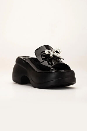 Kadın Dolgu Topuklu Terlik Siyah Rugan Tümyüz İnce Aksesuarlı