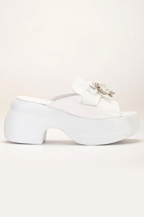 Kadın Dolgu Topuklu Terlik Beyaz Rugan Tümyüz İnce Aksesuarlı