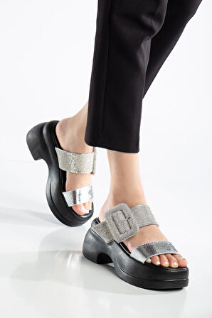 Kadın Dolgu Topuklu Terlik Gümüş 2 Bantlı Kare Taş Tokalı