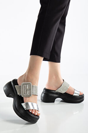 Kadın Dolgu Topuklu Terlik Gümüş 2 Bantlı Kare Taş Tokalı