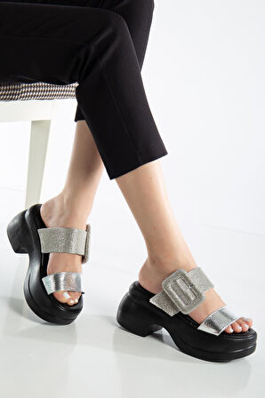 Kadın Dolgu Topuklu Terlik Gümüş 2 Bantlı Kare Taş Tokalı