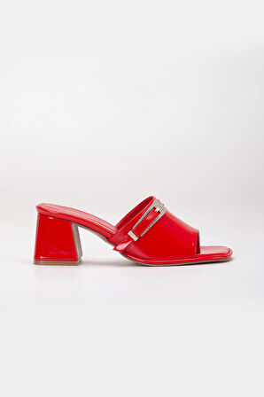 Büyük Beden Kadın Topuklu Terlik Kırmızı Rugan Yüzlü Taşlı Tokalı