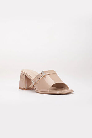 Büyük Beden Kadın Topuklu Terlik Nude Rugan Yüzlü Taşlı Tokalı