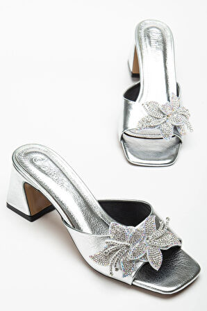 Kadın Topuklu Terlik Gümüş Cİlt Taşlı Yaprak Aksesuarlı