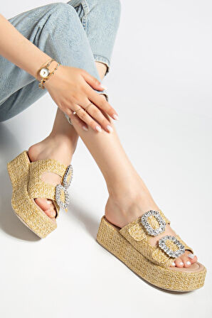 Kadın Dolgu Topuklu Terlik Bej İki Bantlı Kare Taşlı Tokalı Kaplama Taban