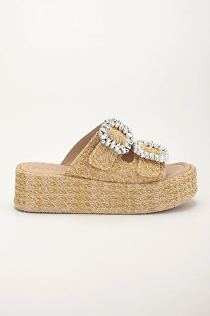 Kadın Dolgu Topuklu Terlik Bej İki Bantlı Kare Taşlı Tokalı Kaplama Taban