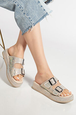 Kadın Dolgu Topuklu Terlik Bej Çift Bantlı Taşlı Tokalı