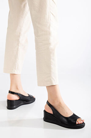 Kadın Dolgu Topuklu Ayakkabı Siyah Yan Kapalı Burun Açık