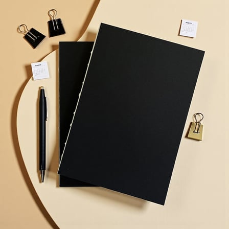 Özel Tasarım Siyah Kraft Kapaklı A5 Noktalı Defter - 180 Derece Açılabilir, Sırtı Dikişli,%100 El İşçiliği, Ofis İçin İdeal, Planlayıcı (Noktalı)