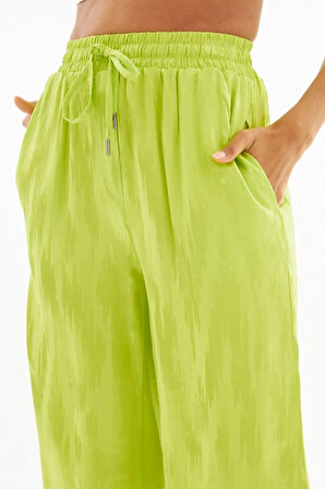 Jakarlı Kumaş Desenli Rahat Kalıp Pantolon