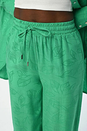 KADIN RAHAT KALIP BOL PAÇA YAPRAK DESENLİ YEŞİL PANTOLON
