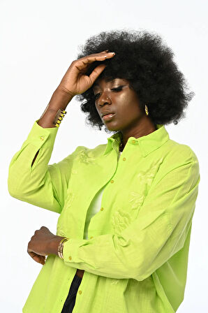 KADIN ÖNÜ NAKIŞLI STANDART BEDEN GÖMLEK