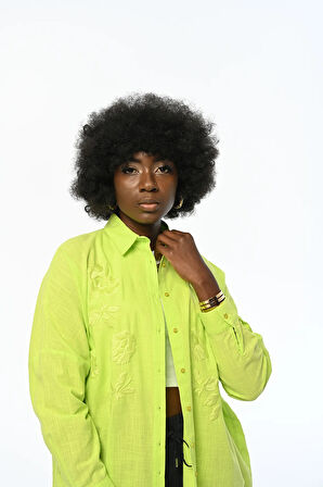 KADIN ÖNÜ NAKIŞLI STANDART BEDEN GÖMLEK