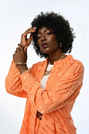 KADIN DESENLİ TURUNCU JAKARLI TESETTÜR VE BÜYÜK BEDENE UYGUN GÖMLEK