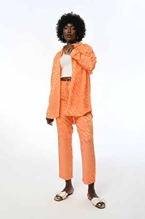 KADIN DESENLİ TURUNCU JAKARLI TESETTÜR VE BÜYÜK BEDENE UYGUN GÖMLEK