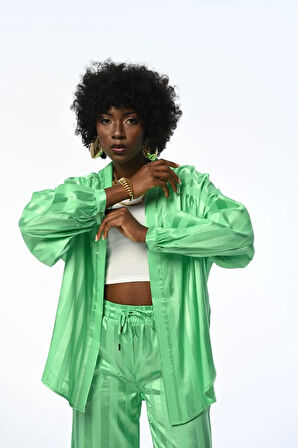 KADIN OVERSIZE RAHAT KALIP TESETTÜRE VE BÜYÜK BEDENE UYGUN YEŞİL ÇİZGİLİ GÖMLEK