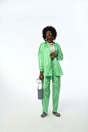 KADIN OVERSIZE RAHAT KALIP TESETTÜRE VE BÜYÜK BEDENE UYGUN YEŞİL ÇİZGİLİ GÖMLEK