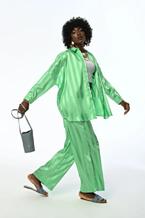 KADIN OVERSIZE RAHAT KALIP TESETTÜRE VE BÜYÜK BEDENE UYGUN YEŞİL ÇİZGİLİ GÖMLEK