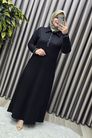 Kadın Giyim Büyük Beden Yakası ve Kolu Taşlı BSN Baskılı Elbise 