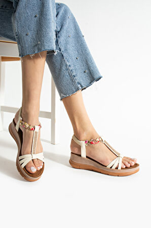 Bej Üç Bantlı Taş Aksesuarlı Günlük Kadın Sandalet