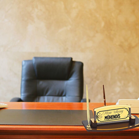 Mühendislere Özel Ahşap ve Metal Detaylı Kalemli Masa İsimliği – Kişiye Özel Ofis Hediyesi