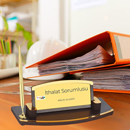 Kurumsal Firmalara Özel Logolu Ahşap ve Metal Kalemli Masa İsimliği – Kişiye Özel Ofis Hediyesi