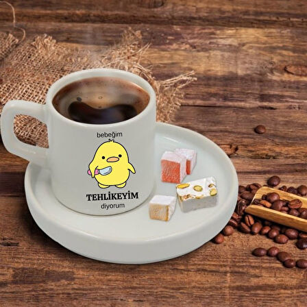 Bebeğim Tehlikeyim Diyorum Tasarımlı Türk Kahve Fincanı ve Altı