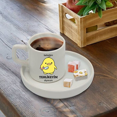 Bebeğim Tehlikeyim Diyorum Tasarımlı Türk Kahve Fincanı ve Altı
