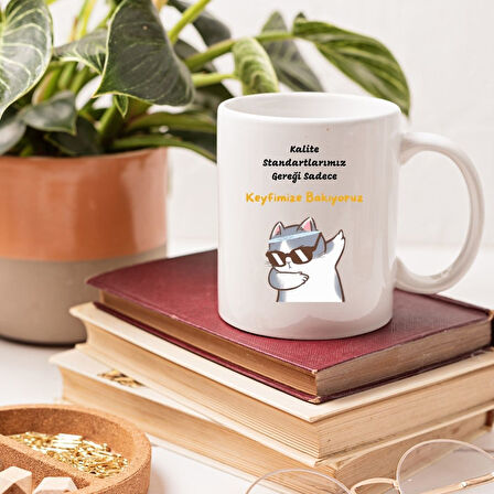 Komik Kedi Temalı Kahve Kupası – Keyfimize Bakıyoruz Tasarımlı Hediyelik Kupa