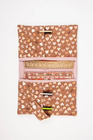 Kitap ve Defter Kılıfı – Kalp Desenli Çok Bölmeli Kumaş Organizer 19x26 cm