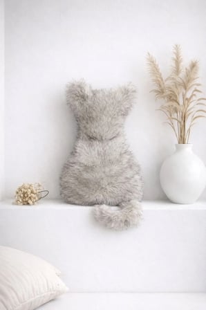 Açık Gri Kedi Figürlü Dekoratif Kırlent – Tüylü Kumaş
