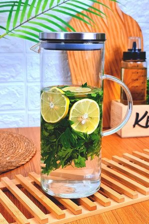 EZMK Ev Gereçleri Borosilikat Cam Sürahi Karaf Şeffaf 1500 ml Metal Kapaklı Süzgeçli