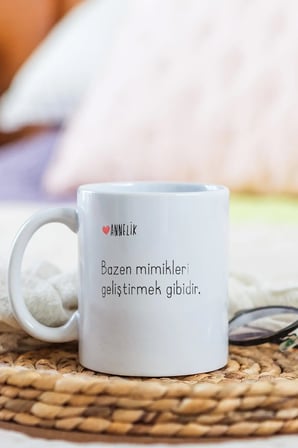 Alya Gift Shop Kişiye Özel Annelik Bazen Mimikleri Geliştirmek Gibidir Kupa Bardak