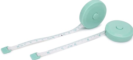 150 cm – Tek Tuşla Sarılan Esnek Ölçüm Bandı, Vücut Ölçüsü, Dikiş, Terzilik ve Ev Kullanımı İçin Taşınabilir Mezura