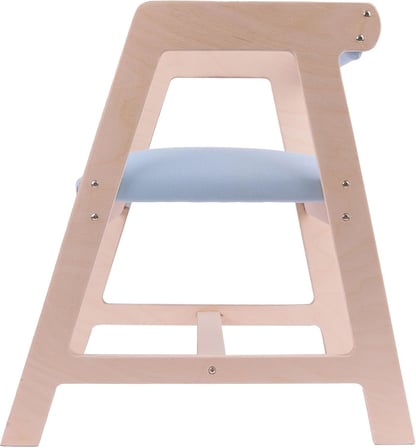 Ahşap Aktivite Sandalyesi – Minderli, Ergonomik, Masif Gövde, Oval Kenar, 48×45×26 cm (Mavi minder)