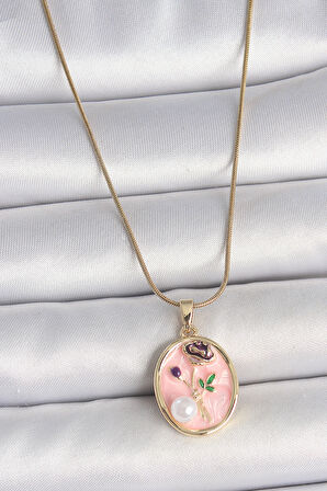  Çelik Gold Renk Zincir Pembe Çiçek İşlemeli İnci Detay Portre Model Kadın Kolye