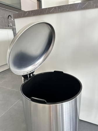 ME903006Bombe Kapaklı Çelik Çöp Kovası 30Lt Fırçalı, Siyah