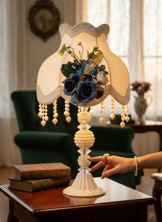 Beyaz Kadife Kaplı Çiçek Dekorlu Başlık İncili Beyaz Ayaklı Klasik Model Abajur 50x30cm