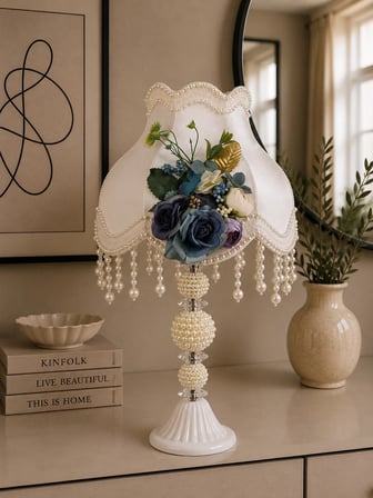 Beyaz Kadife Kaplı Çiçek Dekorlu Başlık İncili Beyaz Ayaklı Klasik Model Abajur 50x30cm