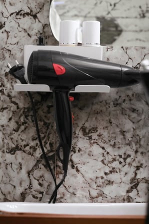 Beyaz Metal Yapışkanlı Saç Kurutma Askısı, Yapışkanlı Banyo Düzenleyici Organizer Fön Makinelik MT83B