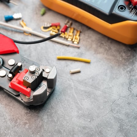 ® 5’i 1 Arada Otomatik Kablo Soyucu, Kesici, Kıvırıcı ve Pabuç Sıkma Pensesi | Automatic Wire Stripper &amp; Crimper – 0.2-6 mm² Ayarlanabilir Soyma Uzunluğu, Ergonomik Tutma Kolu