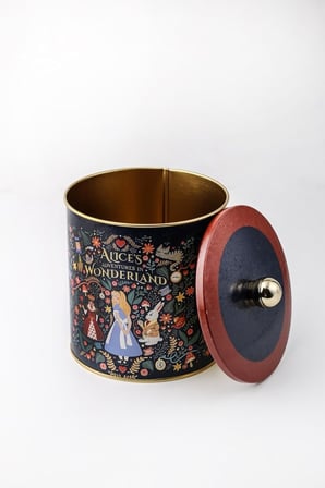 -Tales Desenli Yuvarlak Metal Saklama Kabı, Erzak Saklama Kabı - Organizer Kutu 14 Cm X 15 Cm (Tales Alices)