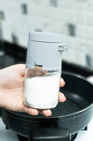 Gramaj Ayarlı Tuşlu Basmalı Tuzluk Baharatlık Yeni Nesil Dozajlamalı Tuzluk Şekerlik Biberlik Gri