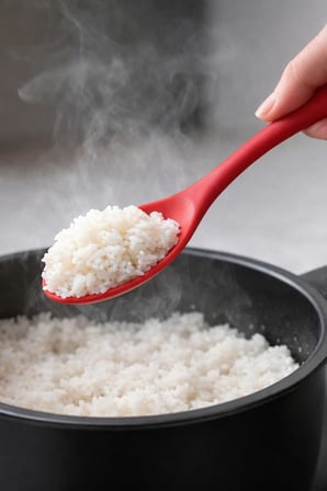 Isıya Dayanıklı Silikon Pilav Kaşığı Yanmaz Yapışmaz Esnek Mutfak Kaşığı Ergonomik Saplı Çizmez Tencere Uyumlu BPA Free Asorti Renkli Dayanıklı Uzun Ömürlü Kullanım