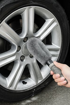 Gri Oto Jant Temizleme Fırçası – Ergonomik Saplı, Lastik ve Jant Detay Temizliği İçin Güçlü Kıllı Fırça