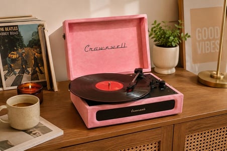 Casablanca Serisi Retro Çanta Pikap – Pembe Süet Kaplama, Dahili Hoparlörlü, 3 Hızlı (33/45/78 RPM), Bluetooth Bağlantılı, Taşınabilir Vintage Plak Çalar