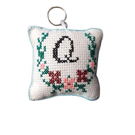 Uretti - Sibel 2453 9085 El Yapımı Q Harfi Kanaviçe Anahtarlık