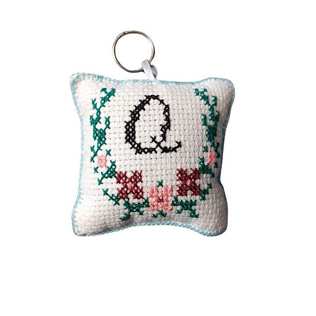 Uretti - Sibel 2453 9085 El Yapımı Q Harfi Kanaviçe Anahtarlık