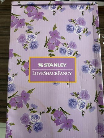 stanley x loveshackfancy quencher h2.0 flowstate termos mug 1.18 l / 40 oz - özel seri mor çiçek desenli