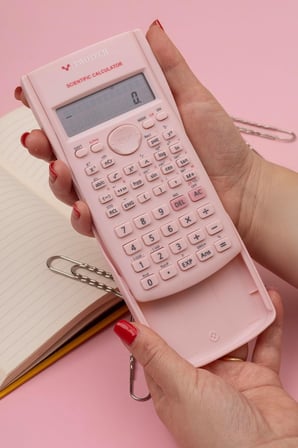 240 Fonksiyonlu Bilimsel Hesap Makinesi - 2 Satırlı Ekran, Güçlü Tasarım Beyaz (Pembe)